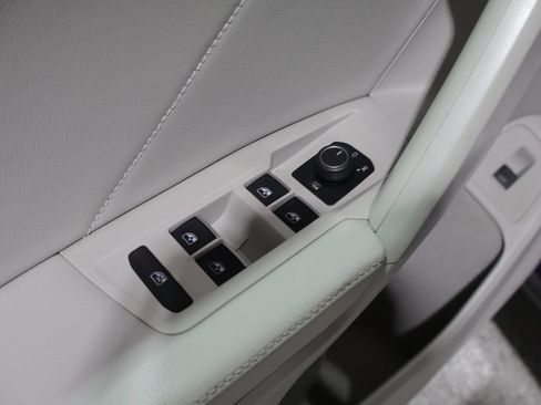 Used 2022 Volkswagen Tiguan SE w/ Panoramic Sunroof Package AWD/4WD image 14