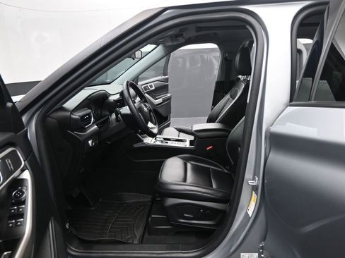 Used 2021 Ford Explorer XLT w/ Equipment Group 202A RWD image 10
