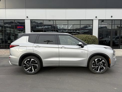 Used 2025 Mitsubishi Outlander SEL image 8