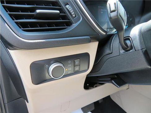 Used 2020 Ford Escape SE image 12