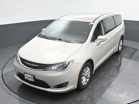 Used 2019 Chrysler Pacifica Touring Plus w/ Cold Weather Group image 38