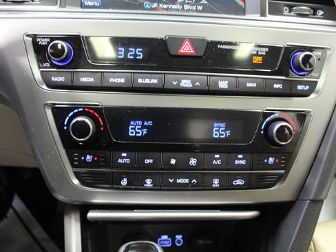Used 2015 Hyundai Sonata Limited w/ Option Group 06 FWD image 18