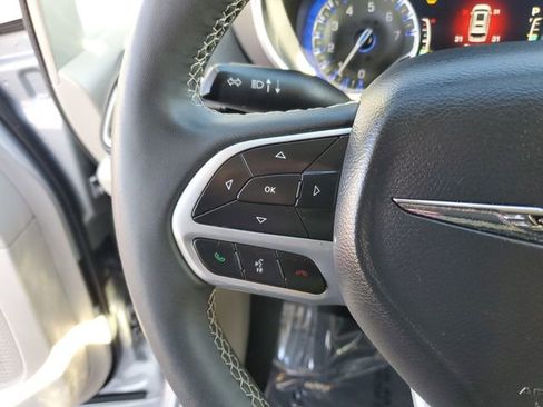 Used 2024 Chrysler Pacifica Touring-L image 27