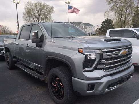 Used 2024 Chevrolet Silverado 3500 High Country w/ High Country Premium Package AWD/4WD image 2