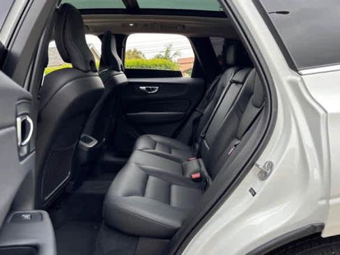 Used 2023 Volvo XC60 B5 Plus image 5