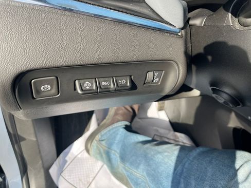 Used 2024 Buick Enclave Premium image 13