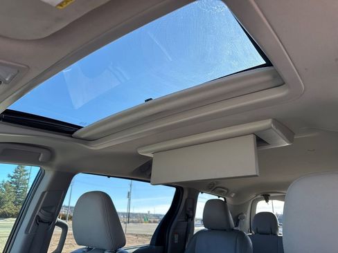 Used 2016 Toyota Sienna XLE Premium image 32