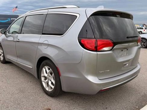 Used 2018 Chrysler Pacifica Touring-L w/ Tire & Wheel Group FWD image 3
