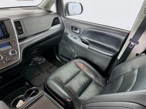 Used 2016 Toyota Sienna L image 25