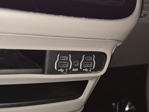 Used 2023 Chrysler Pacifica Touring-L FWD image 34