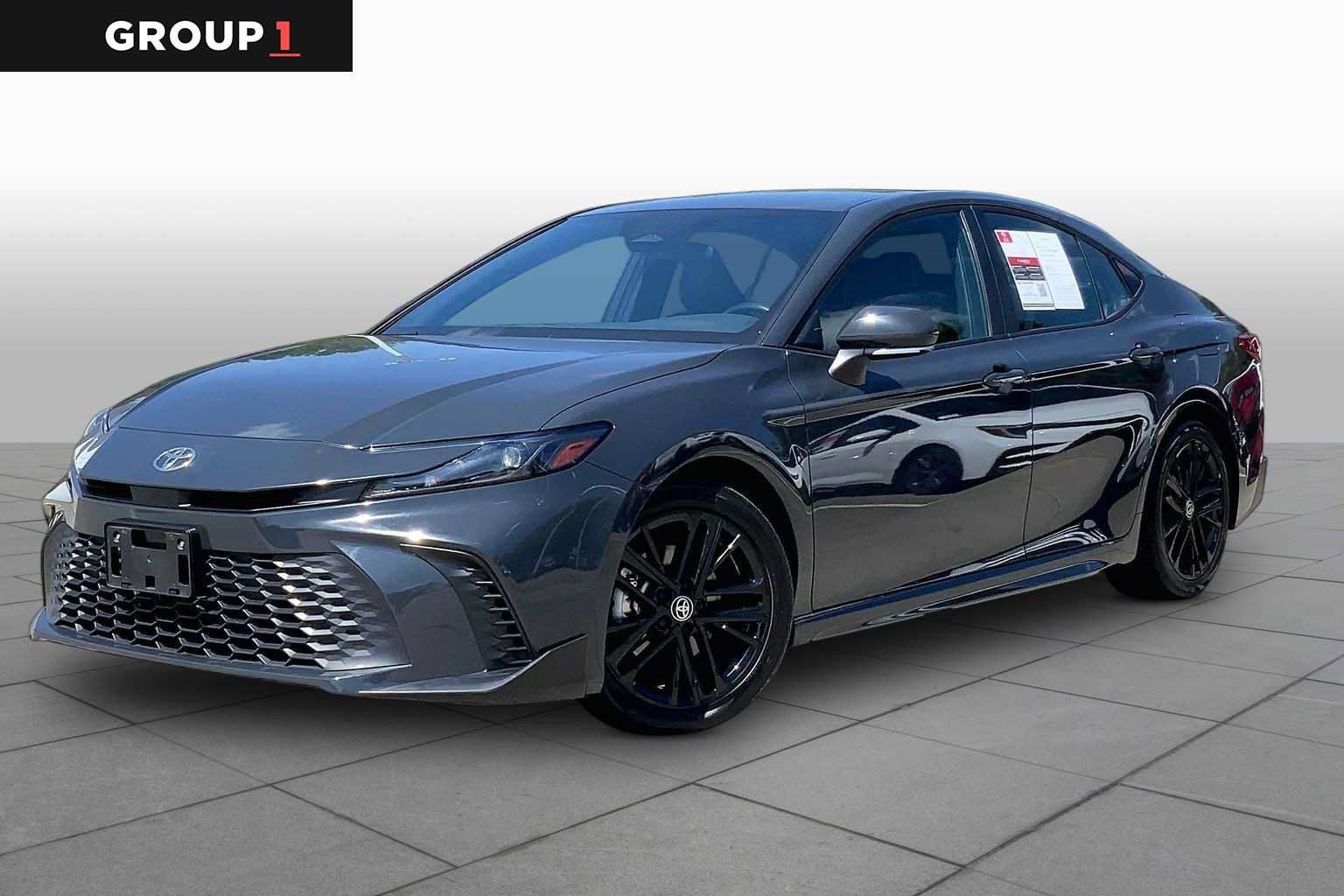 Used 2025 Toyota Camry SE FWD image 1