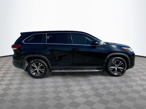 Used 2019 Toyota Highlander LE image 4
