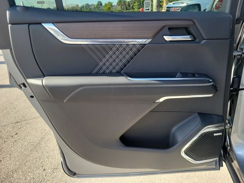 Used 2024 GMC Acadia Denali image 12