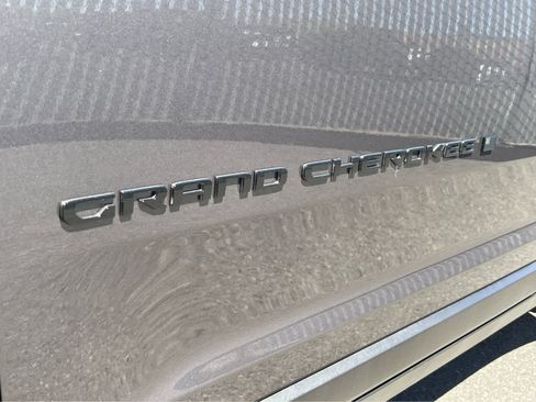 New 2025 Jeep Grand Cherokee L Altitude image 9