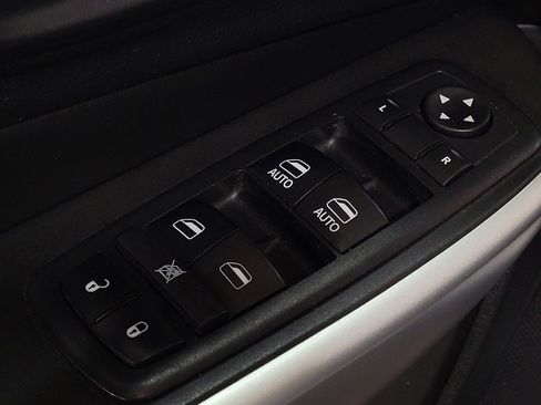 Used 2018 Jeep Cherokee Latitude Plus FWD image 27