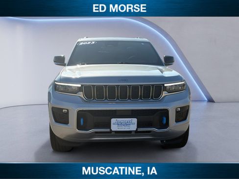 Used 2023 Jeep Grand Cherokee Overland w/ Luxury Tech Group IV AWD/4WD image 8
