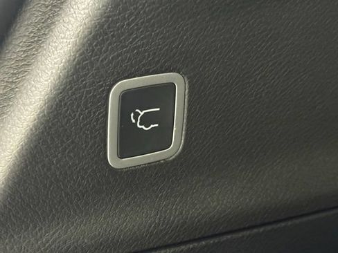 Used 2026 Chrysler Pacifica Limited FWD image 9