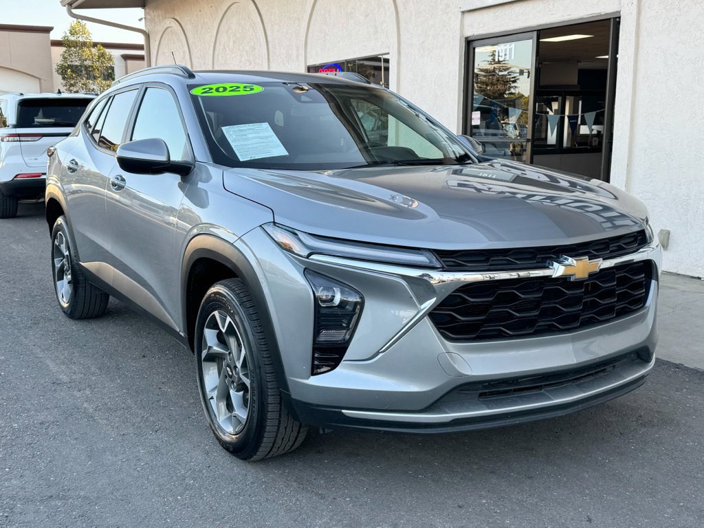 Used 2025 Chevrolet Trax LT FWD image 1