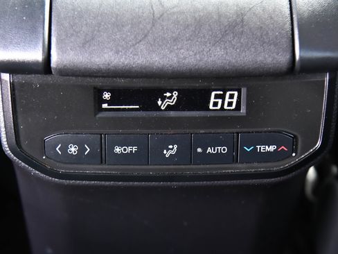 Used 2023 Toyota Highlander XLE AWD/4WD image 42