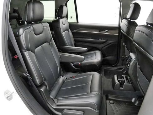 Used 2023 Jeep Grand Cherokee L Limited AWD/4WD image 18