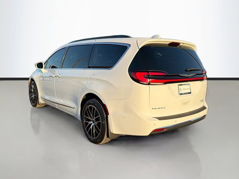 Used 2022 Chrysler Pacifica Limited image 5