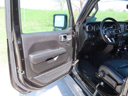 Used 2023 Jeep Wrangler Unlimited Sahara AWD/4WD image 21