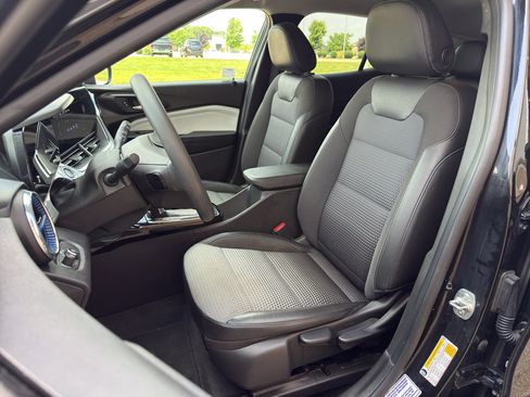 Used 2025 Chevrolet Trax LT FWD image 11