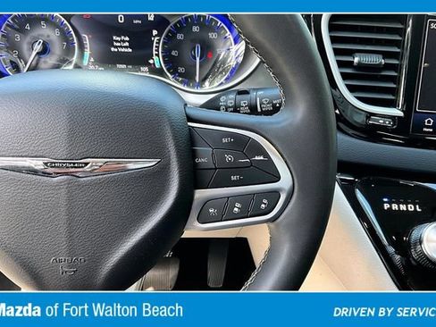 Used 2023 Chrysler Pacifica Touring-L FWD image 11
