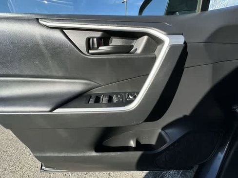 Used 2022 Toyota RAV4 LE image 17