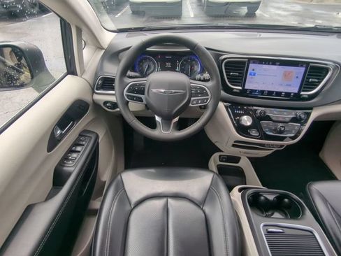 Used 2023 Chrysler Pacifica Touring-L FWD image 20