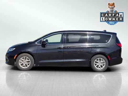 Used 2023 Chrysler Pacifica Touring-L FWD image 7
