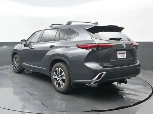 Used 2023 Toyota Highlander XLE AWD/4WD image 3