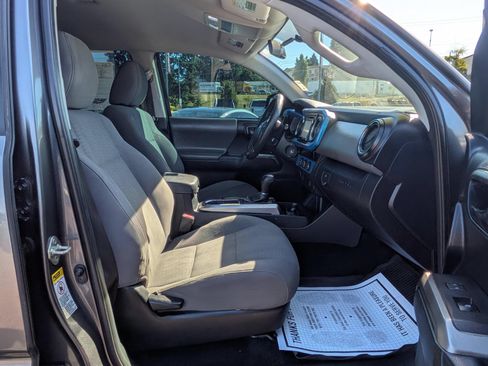 Used 2017 Toyota Tacoma SR5 w/ SR5 Appearance Package (SM) RWD image 8