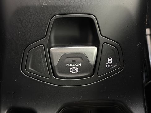 Used 2018 Jeep Renegade Latitude w/ Cold Weather Group image 27