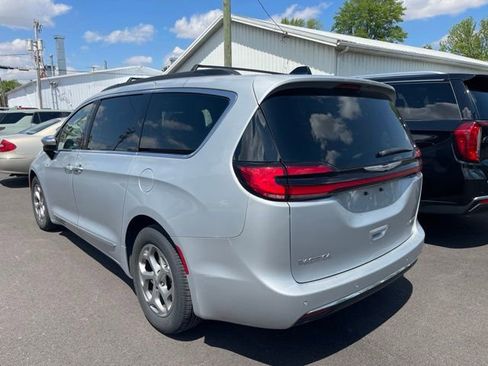 Used 2023 Chrysler Pacifica Limited FWD image 5