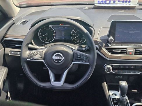 Used 2024 Nissan Altima 2.5 SV FWD image 15