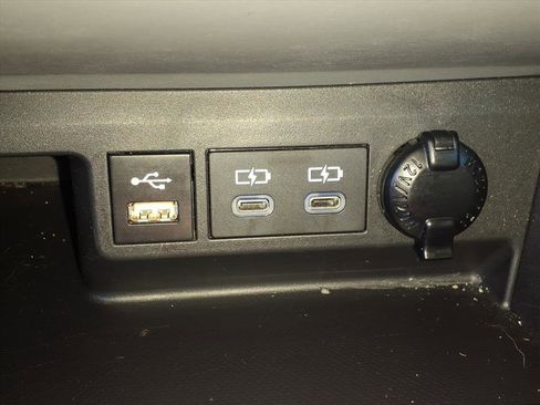 Used 2022 Toyota Highlander XLE image 6