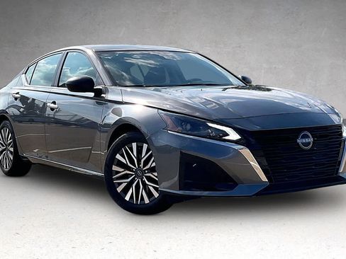 Used 2025 Nissan Altima 2.5 SV FWD image 19