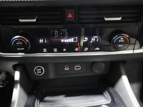 Used 2023 Nissan Rogue SV image 31