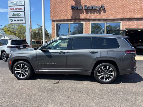 Used 2022 Jeep Grand Cherokee L Overland w/ Luxury Tech Group IV AWD/4WD image 3
