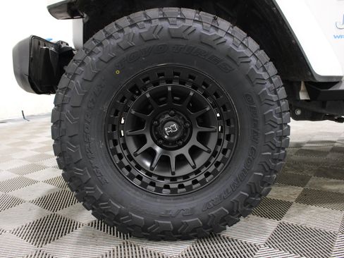 Used 2023 Jeep Wrangler Unlimited Sahara AWD/4WD image 35