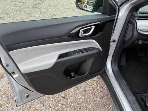 Used 2025 Jeep Compass Limited image 15