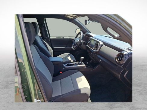 Used 2022 Toyota Tacoma TRD Off-Road AWD/4WD image 11