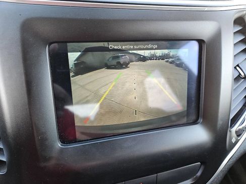 Used 2019 Jeep Cherokee Latitude Plus w/ Comfort/Convenience Group image 19