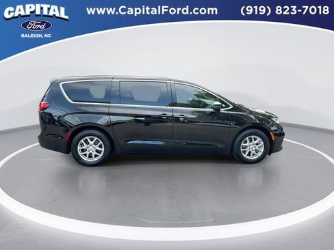 Used 2025 Chrysler Pacifica Select FWD image 9