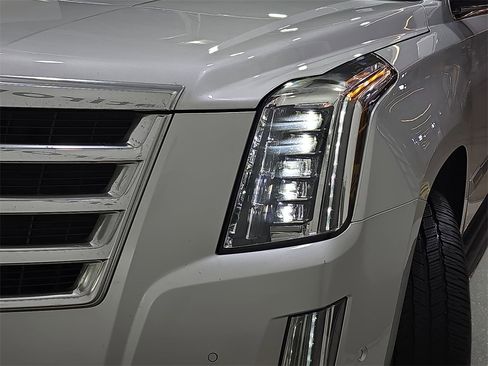 Used 2018 Cadillac Escalade Luxury image 31