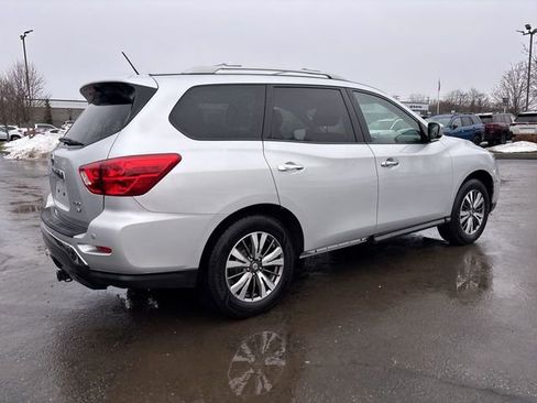 Used 2018 Nissan Pathfinder SV image 3