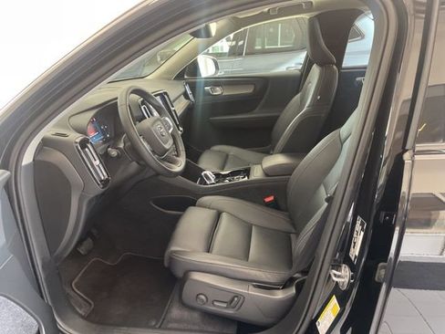 Used 2025 Volvo XC40 B5 Plus image 7