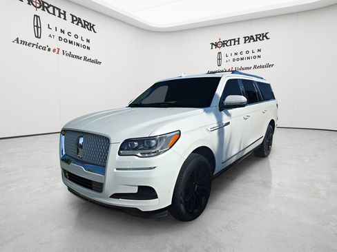 Used 2023 Lincoln Navigator L Reserve RWD image 2