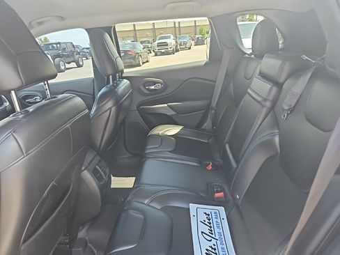 Used 2019 Jeep Cherokee Latitude Plus AWD/4WD image 14